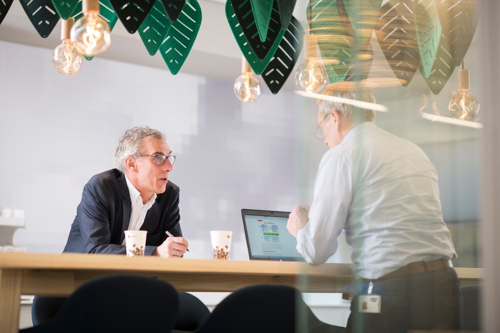 Twee mannen in overleg